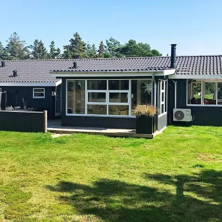 Three-bedroom Holiday In 21 * Blåvand