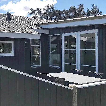Three-bedroom Holiday In 21 *